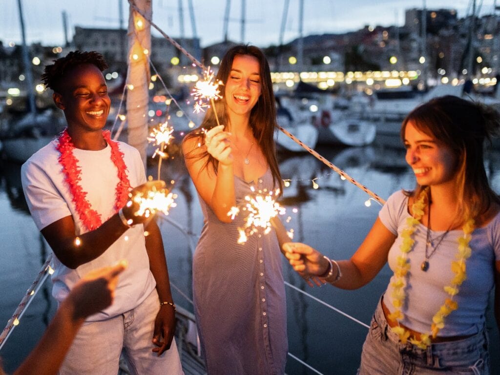 Gruppe von Menschen, die Geburtstag feiern